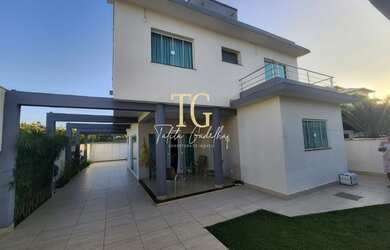 Imagem: A casa possui 3 Dormitórios, 3 Banheiros, 2 Vagas na garagem