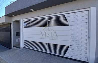 Imagem: A casa possui 3 Dormitórios, 2 Banheiros, 2 Vagas na garagem