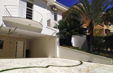 Imagem: A casa em condomínio possui 4 Dormitórios, 5 Banheiros, 3