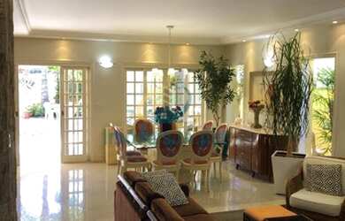 Imagem: A casa possui 4 Dormitórios, 3 Banheiros, 2 Vagas na garagem