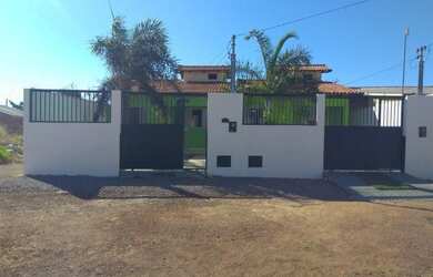 Imagem: A casa possui 2 Dormitórios, 1 Banheiro, 2 Vagas na garagem