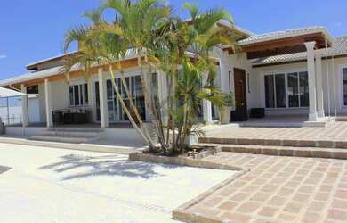 Imagem: A casa em condomínio possui 4 Dormitórios, 5 Banheiros, 5