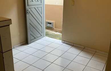 Imagem: A casa possui 1 Dormitório e 1 Banheiro e está localizado