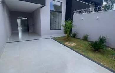 Imagem: A casa possui 3 Dormitórios, 1 Banheiro, 2 Vagas na garagem