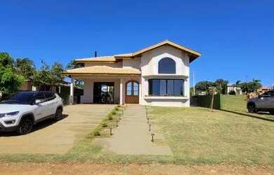 Imagem: A casa em condomínio à venda possui 3 Dormitórios, 3 Banheiros