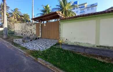 Imagem: A casa possui 3 Dormitórios, 2 Banheiros, 5 Vagas na garagem