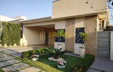 Imagem: A casa em condomínio possui 3 Dormitórios, 2 Banheiros, 4