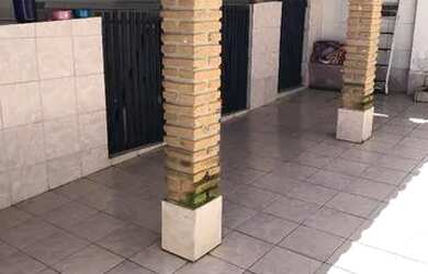 Imagem: A casa possui 2 Dormitórios, 1 Banheiro, 2 Vagas na garagem