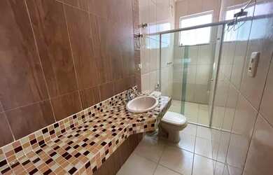 Imagem: A casa possui 3 Dormitórios, 1 Banheiro, 2 Vagas na garagem