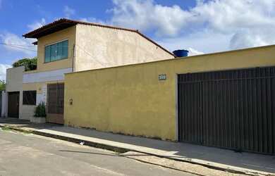 Imagem: A casa possui 3 Dormitórios, 2 Banheiros, 2 Vagas na garagem