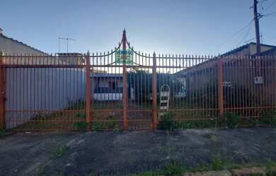 Imagem: A casa possui 1 Dormitório, 1 Banheiro, 2 Vagas na garagem