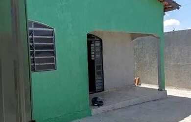 Imagem: A casa possui 3 Dormitórios, 2 Banheiros, 2 Vagas na garagem