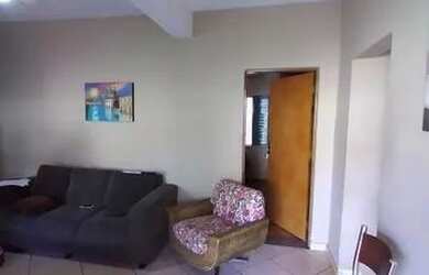 Imagem: A casa possui 2 Dormitórios, 1 Banheiro, 2 Vagas na garagem