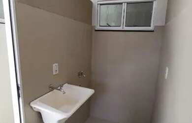 Imagem: A casa em condomínio possui 3 Dormitórios, 1 Banheiro, 2 Vagas