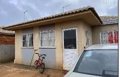 Imagem: A casa possui 3 Dormitórios, 1 Banheiro, 1 Vaga na garagem