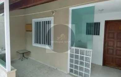 Imagem: A casa possui 4 Dormitórios, 2 Banheiros, 3 Vagas na garagem