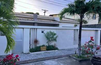 Imagem: A casa possui 3 Dormitórios, 3 Banheiros, 3 Vagas na garagem