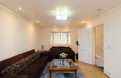 Imagem: A casa possui 3 Dormitórios, 2 Banheiros, 2 Vagas na garagem