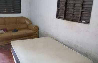 Imagem: A casa possui 4 Dormitórios, 1 Banheiro, 2 Vagas na garagem