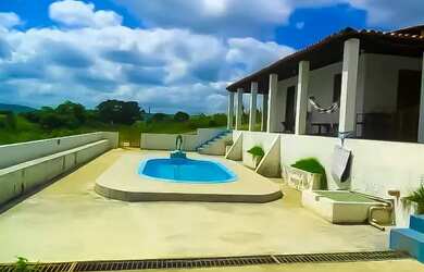 Imagem: A casa possui 2 Dormitórios, 3 Banheiros, 5 Vagas na garagem