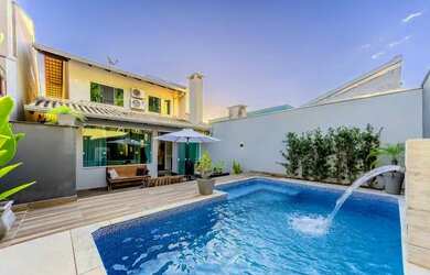 Imagem: A casa possui 3 Dormitórios, 3 Banheiros, 2 Vagas na garagem