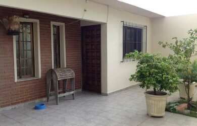 Imagem: A casa possui 3 Dormitórios, 2 Banheiros, 1 Vaga na garagem