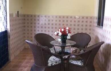 Imagem: A casa possui 2 Dormitórios, 1 Banheiro, 2 Vagas na garagem