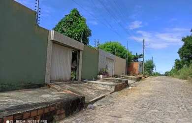 Imagem: A casa possui 3 Dormitórios, 3 Banheiros e 2 Vagas na garagem