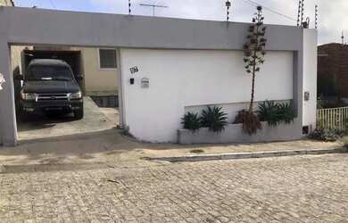 Imagem: A casa possui 2 Dormitórios, 1 Banheiro, 3 Vagas na garagem