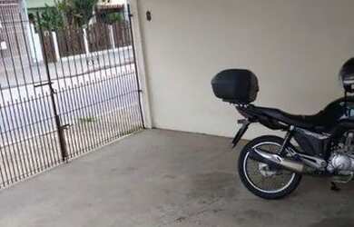 Imagem: A casa possui 2 Dormitórios, 1 Banheiro, 2 Vagas na garagem