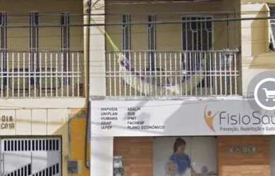 Imagem: A casa possui 4 Dormitórios, 2 Banheiros, 1 Vaga na garagem