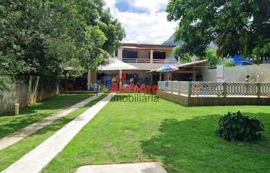 Imagem: A casa possui 4 Dormitórios, 3 Banheiros, 5 Vagas na garagem