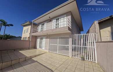 Imagem: A casa possui 4 Dormitórios, 2 Banheiros, 3 Vagas na garagem