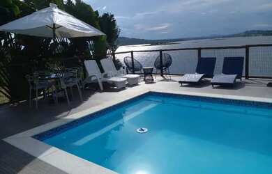 Imagem: A casa possui 4 Dormitórios, Acomodam 13 pessoas e 5 Vagas