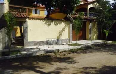 Imagem: A casa possui 4 Dormitórios, 2 Banheiros, 1 Vaga na garagem