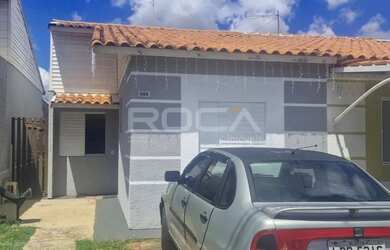 Imagem: A casa possui 2 Dormitórios, 2 Banheiros, 2 Vagas na garagem