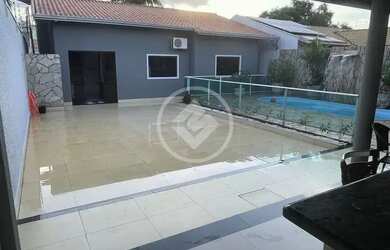 Imagem: A casa possui 3 Dormitórios, 3 Banheiros, 2 Vagas na garagem