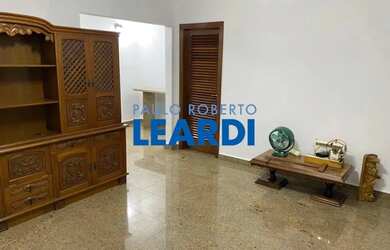 Imagem: A casa possui 4 Dormitórios, 5 Banheiros, 5 Vagas na garagem