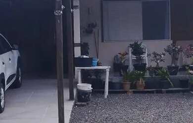 Imagem: A casa possui 4 Dormitórios, 2 Banheiros, 2 Vagas na garagem