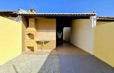 Imagem: A casa possui 3 Dormitórios, 2 Banheiros, 3 Vagas na garagem