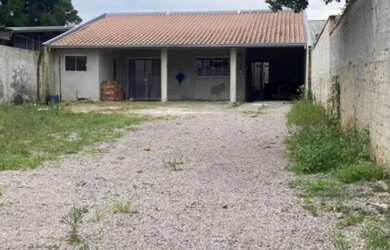 Imagem: A casa possui 3 Dormitórios, 1 Banheiro, 2 Vagas na garagem