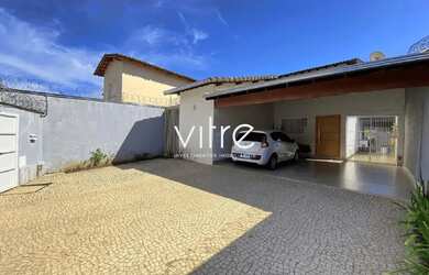 Imagem: A casa possui 3 Dormitórios, 3 Banheiros, 2 Vagas na garagem