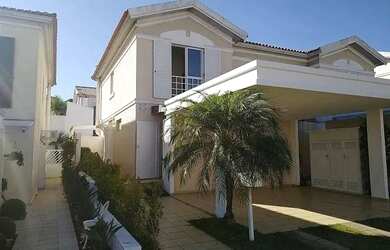 Imagem: A casa em condomínio para alugar possui 3 Dormitórios, 3 Banheiros