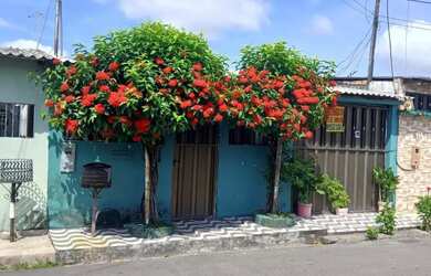 Imagem: A casa possui 3 Dormitórios, 2 Banheiros, 2 Vagas na garagem