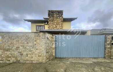 Imagem: A casa possui 3 Dormitórios, 2 Banheiros, 2 Vagas na garagem