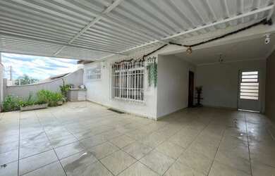 Imagem: A casa possui 4 Dormitórios, 2 Banheiros, 2 Vagas na garagem