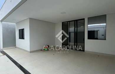 Imagem: A casa possui 3 Dormitórios, 1 Banheiro, 2 Vagas na garagem