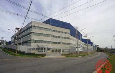 Imagem: O depósito possui 5 Vagas na garagem e 4245m² de Área e está