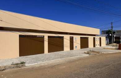 Imagem: A casa possui 2 Dormitórios, 1 Banheiro, 1 Vaga na garagem