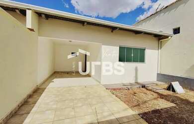 Imagem: A casa possui 3 Dormitórios, 2 Banheiros, 2 Vagas na garagem